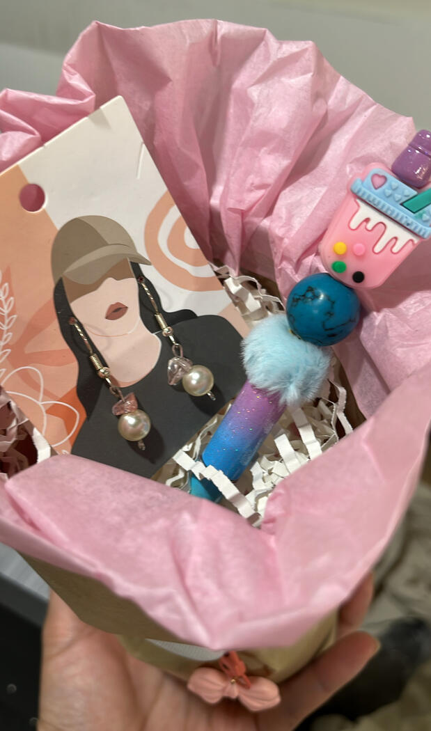 2026 Accesory Bouquet A recent alternative to every freakin’ valentine flower bouquet. Why not shower your loved one with these bad girla- keychain, earring, and beaded pen combo all packaged in a wee standing kraft bouquet